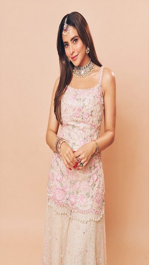 ટ્રેડિશનલ લૂકમાં જોવા મળી આમના શરીફ