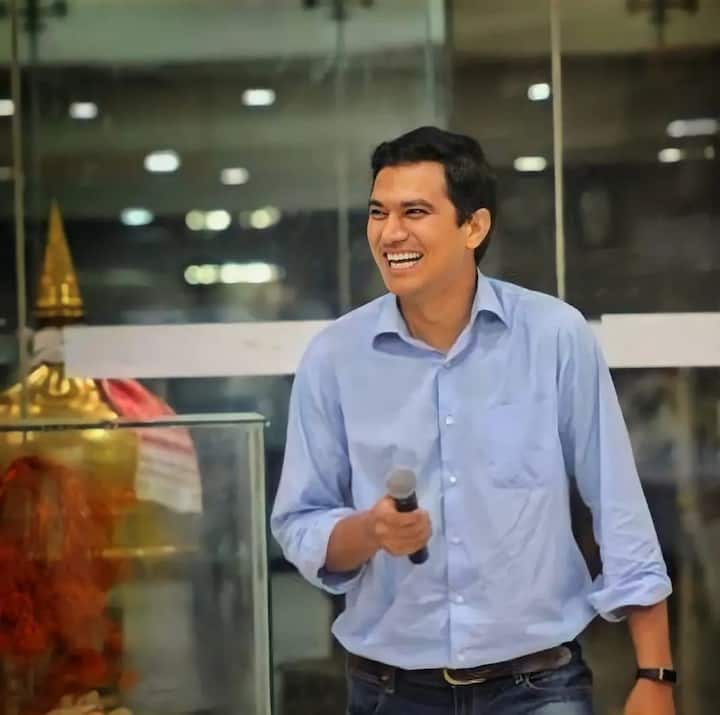 मेन परीक्षा पूरी तरह लिखित होती है और इसमें कुल नौ पेपर होते हैं, जिसमें से सात पेपर मेरिट में गिने जाते हैं. इन पेपरों में जनरल स्टडीज के चार पेपर, एक निबंध और दो पेपर ऑप्शनल विषय के होते हैं, जिसे उम्मीदवार अपनी पसंद से चुनता है. मेन परीक्षा 1750 अंकों की होती है, इसलिए इसकी तैयारी सबसे कठिन मानी जाती है.