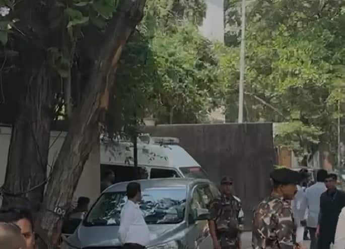 Dharmendra Death Updates: एक्टर धर्मेंद्र का निधन, तीनों बेटियां- हेमा मालिनी पहुंची, घर के बाहर एंबुलेंस तैनात