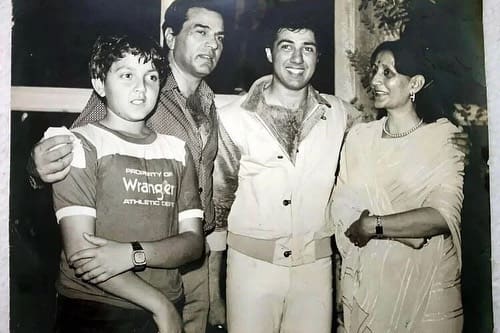 शादी के वक्त धर्मेंद्र की उम्र महज 19 साल थी. उस दौरान उन्होंने अपने एक्टिंग करियर की शुरुआत नहीं की थी.