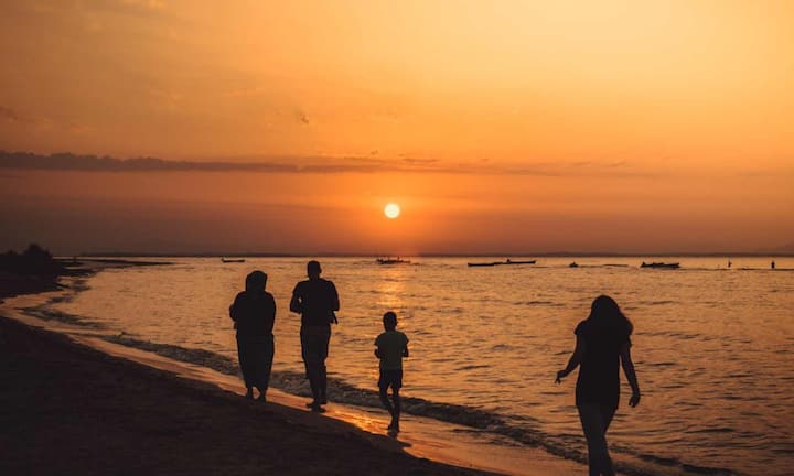 Maintaining strong relationships with family, friends and neighbors is also considered an important part of life in the Blue Zones community. In such a situation, social relationships reduce hormones that increase stress and improve mental health. At the same time, loneliness can cause many diseases. Therefore, these communities have a strong tradition of eating together, helping each other and spending time together.