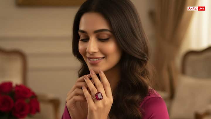 Manik Stone Benefits: लाल माणिक्य को प्रेम का पावर स्टोन इसलिए कहते हैं क्योंकि मान्यता है कि इसे पहनते ही आकर्षण, आत्मविश्वास और रिश्तों में चमत्कारिक बदलाव दिखने लगते हैं.