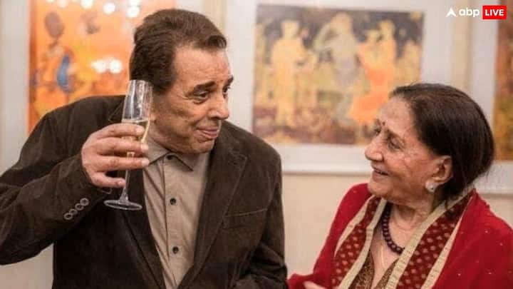 Dharmendra Death: बॉलीवुड के ही-मैन कहे जाने वाले धर्मेंद्र का निधन हो गया है. इस बीच उनकी पर्सनल लाइफ भी सुर्खियां बटोर रही हैं.बता दें एक्टर ने एक नहीं दो शादियां की थीं.