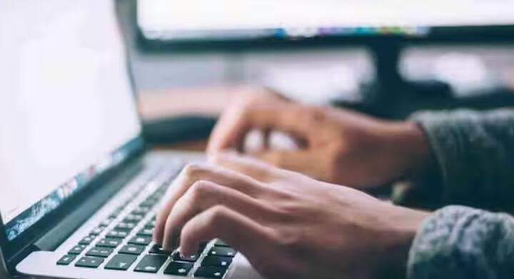 લેપટોપનો ઉપયોગ કરતી વખતે તેની સુરક્ષા સુનિશ્ચિત કરવી ખૂબ જ મહત્વપૂર્ણ છે, ખાસ કરીને જો તમારી સિસ્ટમ સતત ઇન્ટરનેટ સાથે જોડાયેલ હોય અથવા તમે વારંવાર પેન ડ્રાઇવ જેવા USB ઉપકરણોને કનેક્ટ કરો છો. આ કનેક્શન્સને વાયરસ પ્રવેશવાનો મુખ્ય રસ્તો માનવામાં આવે છે. જો તમને શંકા હોય કે તમારા લેપટોપમાં વાયરસ આવી ગયો છે, તો ચોક્કસ સંકેતો તમને સમયસર ચેતવણી આપી શકે છે.