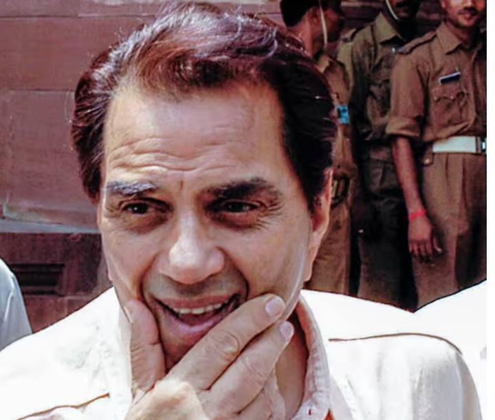 ਉਹ 1960 ਦੇ ਦਹਾਕੇ ਵਿੱਚ ਫਿਲਮ ਇੰਡਸਟਰੀ ਵਿੱਚ ਦਾਖਲ ਹੋਏ। ਉਨ੍ਹਾਂ ਦੀ ਪਹਿਲੀ ਫਿਲਮ 'ਦਿਲ ਭੀ ਤੇਰਾ ਹਮ ਭੀ ਤੇਰੇ' ਸੀ ਅਤੇ ਇੱਥੋਂ ਉਨ੍ਹਾਂ ਦਾ ਅਸਲ ਸਫ਼ਰ ਸ਼ੁਰੂ ਹੋਇਆ। ਹੌਲੀ-ਹੌਲੀ, ਉਨ੍ਹਾਂ ਨੇ ਸਾਦਗੀ ਤੋਂ ਸਟਾਰਡਮ ਤੱਕ ਦਾ ਸਫ਼ਰ ਤੈਅ ਕੀਤਾ।
