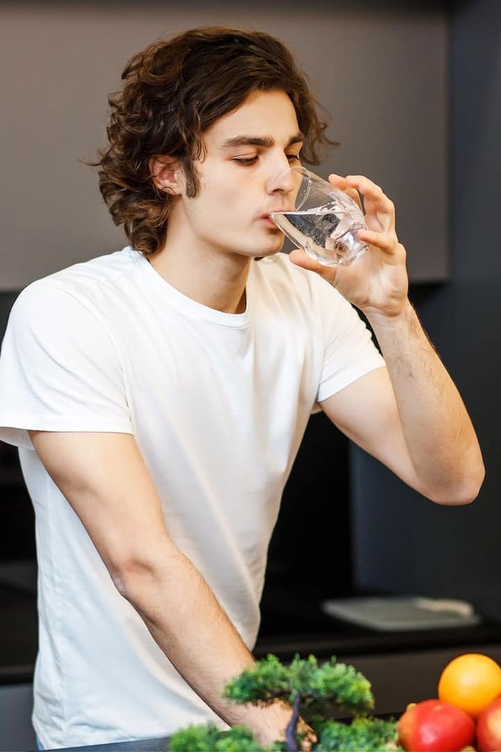 বহু গবেষণায় দেখা গেছে, শীতকালে মানুষ কম জল পান করে, যার ফলে ডিহাইড্রেশন হয়ে কিডনি স্টোন হওয়ার আশঙ্কা বাড়ে।