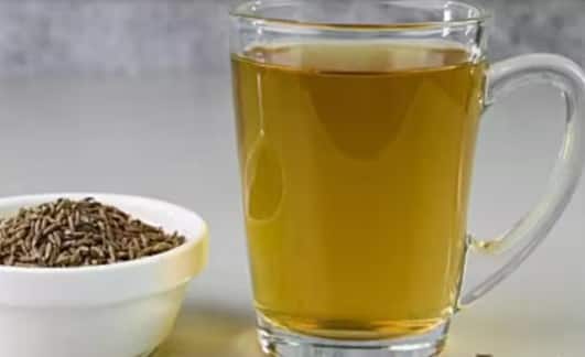 सर्दियों के मौसम में कई लोगों को पेट की समस्या हो जाती है। अगर आप भी पाचन क्रिया को बेहतर बनाना चाहते हैं और कब्ज से राहत पाना चाहते हैं, तो खाली पेट जीरे का पानी पी सकते हैं।