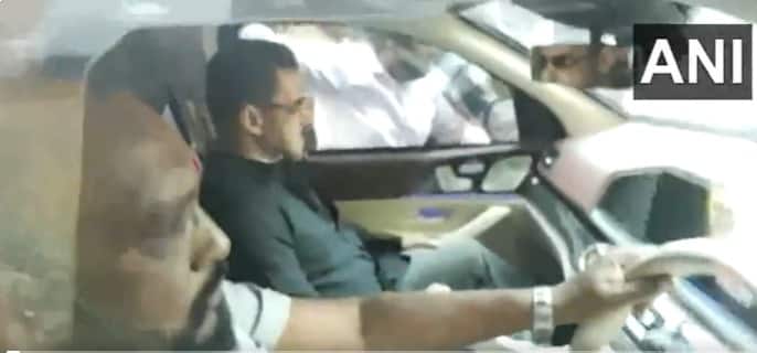 धर्मेंद्र को अपना पिता मानने वाले बॉलीवुड के दिग्गज एक्टर सलमान खान भी उन्हें अंतिम विदाई देने श्मशान घाट पहुंचे.