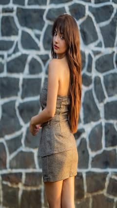 શોર્ટ ડ્રેસમાં અનુષ્કા સેને ફ્લોન્ટ કર્યું હોટ ફિગર