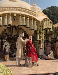 Netra-Vamsi wedding Album: लाल सुर्ख जोड़े में दुल्हन बनी थीं नेत्रा मंटेना, देखे हल्दी से लेकर वरमाला तक की पूरी वेडिंग एल्बम