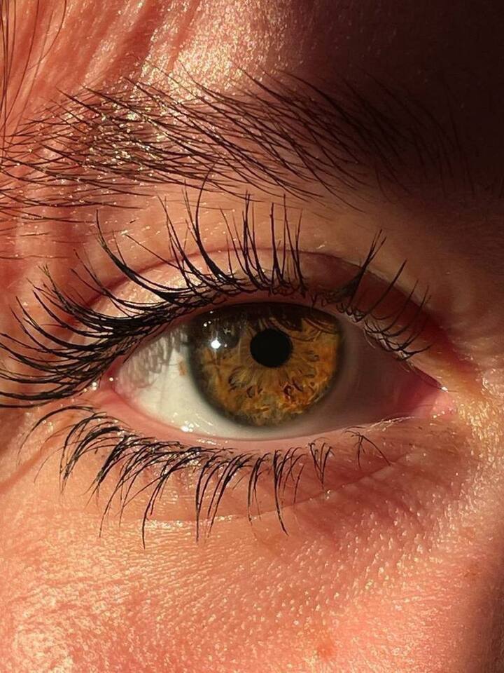 ঘুমের আগে পরিষ্কার জল দিয়ে চোখ ধুয়ে নিন।