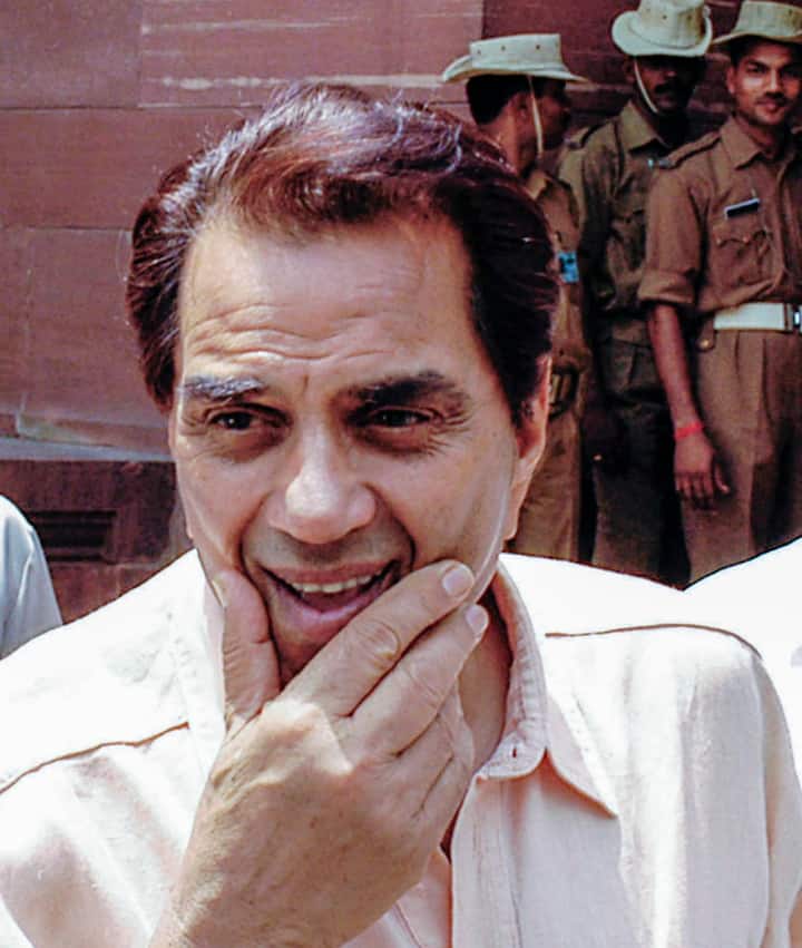 Apart from this, Dharmendra has a luxurious bungalow in Mumbai. There are also farmhouses in Khandala and Lonavala. Dharmendra lived in a farmhouse only.