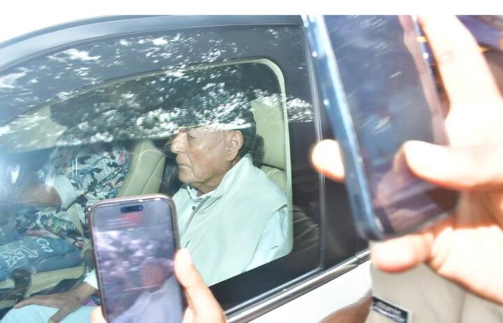 Salim Khan arrives to pay his last respects to Dharmendra.