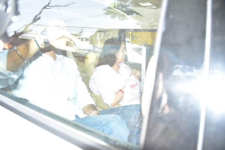 धर्मेंद्र की पत्नी हेमा मालिनी को सफेद कपड़ों में गाड़ी में देखा गया. धर्मेंद्र का पूरा घर गम में डूबा है.