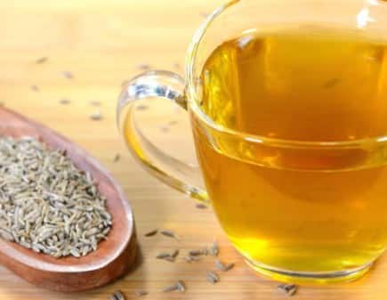 खाली पेट जीरे का पानी पीने से कई फायदे हो सकते हैं। जीरे में आयरन, कैल्शियम, मैग्नीशियम, फॉस्फोरस, विटामिन ई, विटामिन ए, विटामिन सी, फाइबर, एंटीऑक्सीडेंट, प्रोटीन और कार्बोहाइड्रेट समेत कई गुण होते हैं।