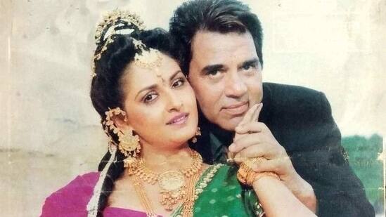 The pairing of Bollywood's Hee Main and Jaya Prada also created a lot of buzz in the theatres. Both of them worked together in 16 films. These include many hit films like 'Shehzada', 'Dharma Aur Kanoon', 'Qayamat', 'Kundan'.