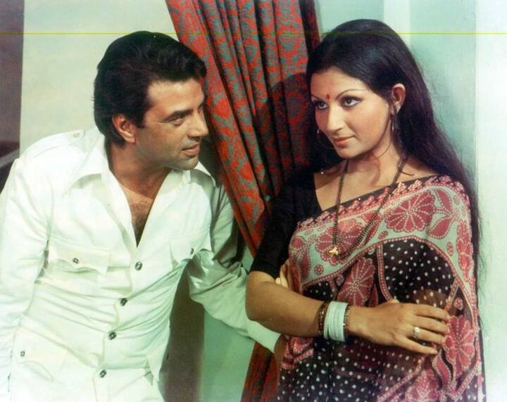 After this are the names of Dharmendra and Sharmila Tagore. The pairing of the late actor with this beautiful beauty of Bollywood was also very popular. Both of them worked in many hit films including 'Jawaan', 'Sachcha Jhootha', 'Roop Tera Mastana'.