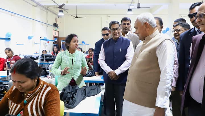 इसके पहले बीते रविवार को पटना के दारोगा राय पथ स्थित नवनिर्मित एमएलए आवास (डुप्लेक्स बंगला) का नीतीश कुमार ने निरीक्षण किया था. मुख्यमंत्री ने जेपी गंगा पथ के सौंदर्गीकरण कार्य का भी जायजा लिया था.