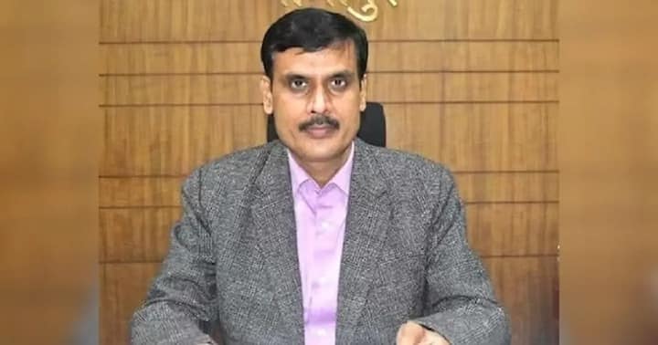 सबसे पहले बात करते हैं इस परीक्षा को आयोजित करने वाली संस्था की. IAS बनने के लिए उम्मीदवार को UPSC यानी संघ लोक सेवा आयोग की सिविल सेवा परीक्षा पास करनी होती है. यह परीक्षा हर साल आयोजित होती है और तीन चरणों प्रीलिम्स, मेन और इंटरव्यू में पूरी की जाती है. जो उम्मीदवार इन तीनों चरणों को पार कर लेते हैं, उन्हें रैंक के आधार पर IAS, IPS और अन्य सेवाओं में नियुक्ति मिलती है. सर्वोच्च रैंक पाने वालों को IAS मिलता है, इसलिए यह परीक्षा बेहद प्रतिस्पर्धी मानी जाती है.