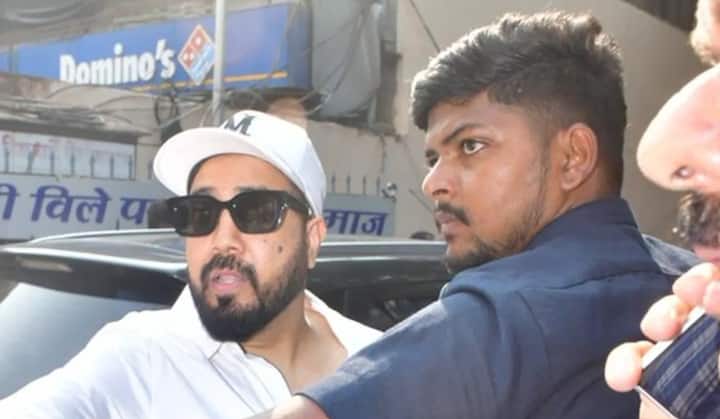 Mika Singh visits Pawan Hans Crematorium to mourn the star.