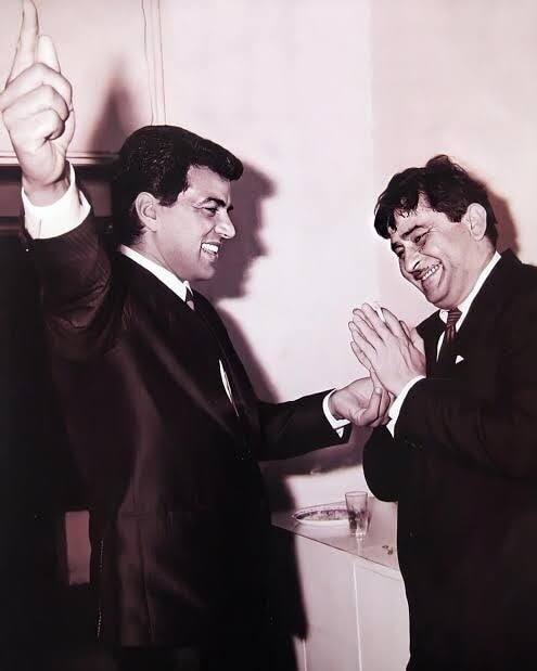 Apart from Amitabh Bachchan, he also had a deep relationship with Raj Kapoor. Both were spotted together on many occasions. Talking about the films of both the legendary actors, they worked together in 'Aai Milan Ki Bela' and 'Lalkar'.