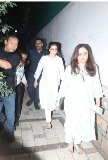 Kajol arrives to pay his last respects to Dharmendra.