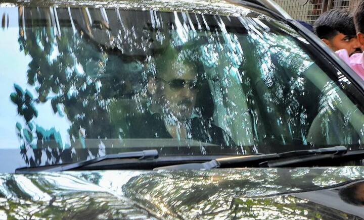 Salman Khan arrives at the crematorium with his father, veteran writer Salim Khan. ( All Pics Credit: Instagram/@snehzala)