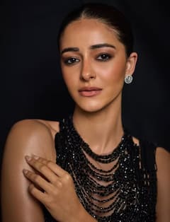 બ્લેક નેટ સાડી અને ડીપ નેક બ્લાઉઝમાં અનન્યા પાંડેએ આપ્યા કાતિલ પોઝ