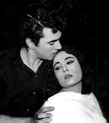 Meena Kumari worked with Dharmendra in 7 films and all of them were highly appreciated by the audience. If we look at the list of films of both, it includes 'Main Bhi Ladki Hoon', 'Kajal', 'Poornima', 'Chandan Ka Palna' and many more movies.
