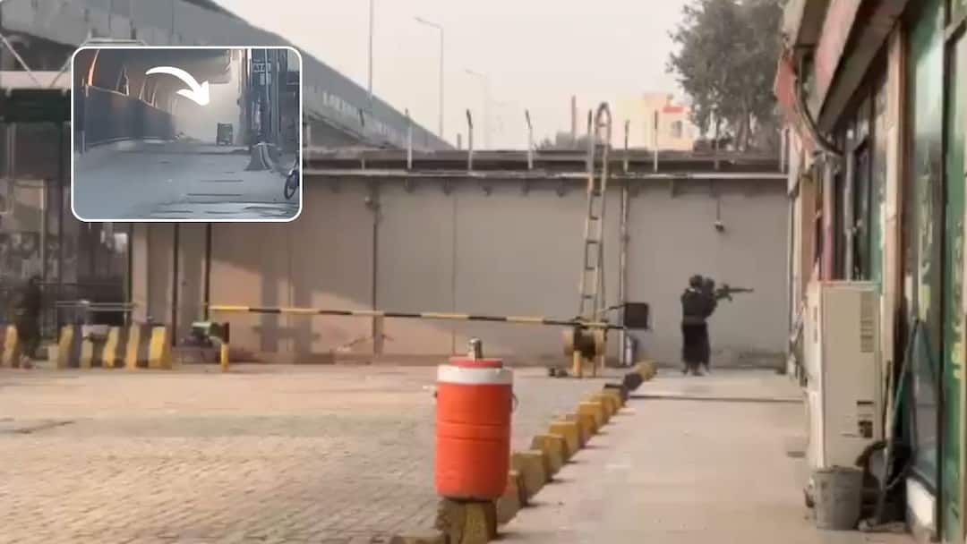 two attacks on pakistani army attackers enter headquarters 3 commandos killed Pakistan Army Video: पाकिस्तानी लष्करावर एकाचवेळी दोन आत्मघाती हल्ले; हल्लेखोर थेट मुख्यालयात घुसले, 3 कमांडो ठार