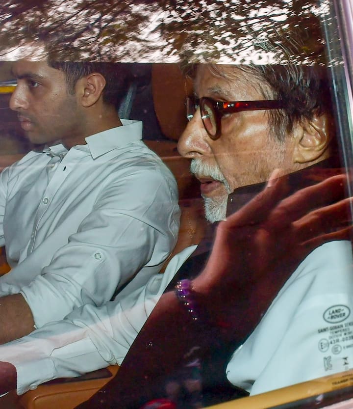 दिग्गज अभिनेता अमिताभ बच्चन अपने करीबी दोस्त धर्मेंद्र को खोकर बेहद बेबस नजर आए. उनकी आंखों में भी आंसू थे.