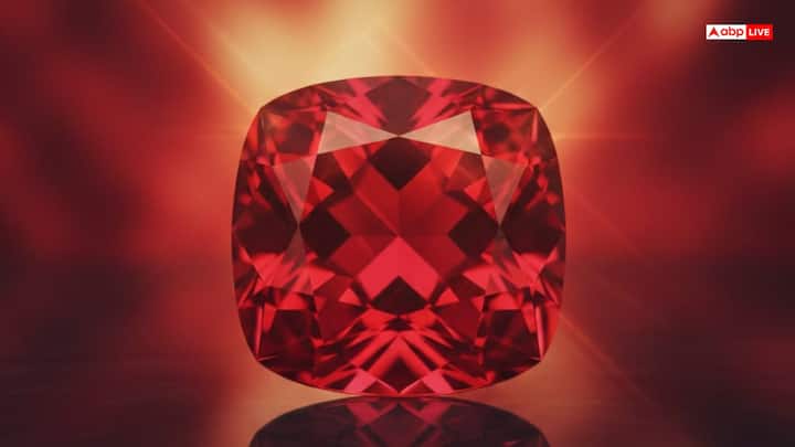 लाल रंग की अलग अलग महिमा है. कभी यह रक्षा सूत्र के रूप में तो कभी यह पताका में प्रयोग किया जाता है. लाल रंग के बिना जीवन भी बेरंग हो जाता है. यह प्रेम, आकर्षण का भी प्रतीक है. इसी लाल रंग की आभा को अपने में समेटे हुए है माणिक्य रत्न. यह रत्न हमेशा से प्रेम का प्रतीक रहा है.