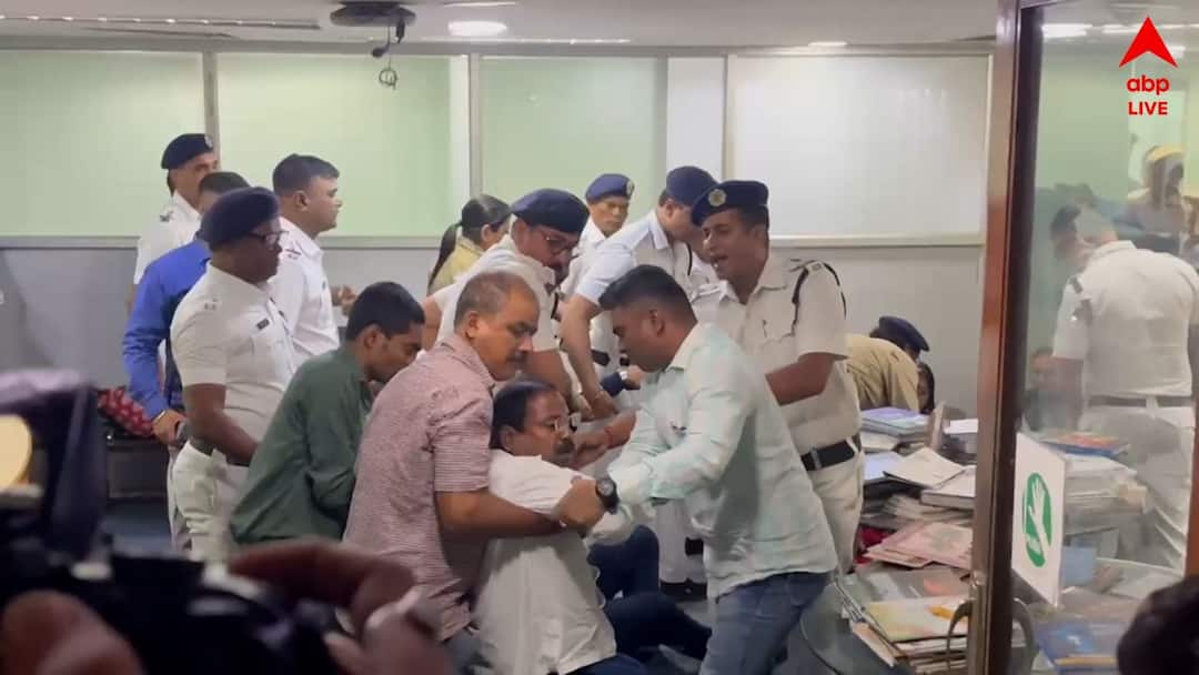 BLO Agitation: SIR-এর বিরোধিতায় পথে BLO অধিকার রক্ষা কমিটি, মিছিল করে পৌঁছে গেল কমিশনের দফতরে; বিক্ষোভ BLOs hold rally against SIR and reach to CEO office at BBD Bag and stage protest there BLO Agitation: SIR-এর বিরোধিতায় পথে BLO অধিকার রক্ষা কমিটি, মিছিল করে পৌঁছে গেল কমিশনের দফতরে; বিক্ষোভ