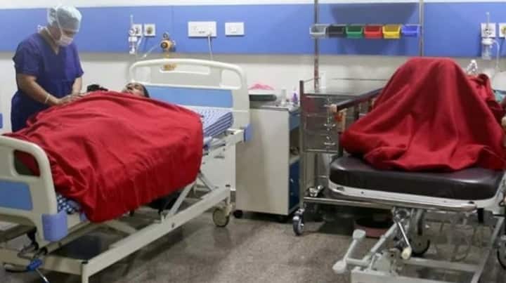 ਜਦੋਂ ਕਿ ਸਿਹਤ ਵਿਭਾਗ ਅੰਕੜੇ ਛੁਪਾ ਰਿਹਾ ਹੈ ਅਤੇ ਸਹੀ ਅੰਕੜੇ ਦੱਸਣ ਵਿੱਚ ਅਸਫਲ ਹੋ ਰਿਹਾ ਹੈ। ਸ਼ਹਿਰ ਵਿੱਚ ਚਿਕਨਗੁਨੀਆ ਦੇ ਮਾਮਲਿਆਂ ਵਿੱਚ ਤੇਜ਼ੀ ਨਾਲ ਵਾਧੇ ਨੇ ਅਜਿਹੀ ਸਥਿਤੀ ਪੈਦਾ ਕਰ ਦਿੱਤੀ ਹੈ ਜਿੱਥੇ ਕਈ ਵਾਰਡਾਂ ਅਤੇ ਕਲੋਨੀਆਂ ਵਿੱਚ ਹਰ ਘਰ ਪ੍ਰਭਾਵਿਤ ਹੋਇਆ ਹੈ। ਤੇਜ਼ ਬੁਖਾਰ, ਜੋੜਾਂ ਅਤੇ ਸਰੀਰ ਵਿੱਚ ਦਰਦ ਦੀਆਂ ਸ਼ਿਕਾਇਤਾਂ ਇੰਨੀਆਂ ਵੱਧ ਗਈਆਂ ਹਨ ਕਿ ਲੋਕਾਂ ਦੀ ਜ਼ਿੰਦਗੀ ਉੱਪਰ ਬੁਰਾ ਅਸਰ ਪੈ ਰਿਹਾ ਹੈ। ਇਸ ਦੇ ਬਾਵਜੂਦ, ਜ਼ਿਲ੍ਹਾ ਸਿਹਤ ਵਿਭਾਗ ਅਸਲ ਸਥਿਤੀ ਦਾ ਖੁਲਾਸਾ ਕਰਨ ਦੀ ਬਜਾਏ ਅੰਕੜਿਆਂ ਨੂੰ ਘੱਟ ਦੱਸਣ ਦੀ ਕੋਸ਼ਿਸ਼ ਵਿੱਚ ਰੁੱਝਿਆ ਹੋਇਆ ਹੈ।