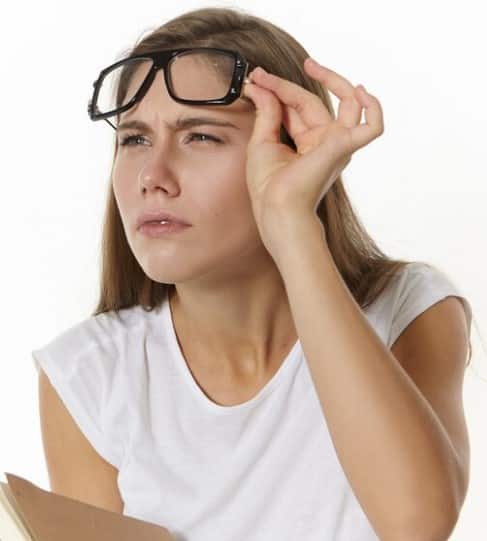 ਉਮਰ ਵਧਣ ਨਾਲ ਮੋਤੀਆਬਿੰਦ ਆਮ ਗੱਲ ਹੋ ਸਕਦੀ ਹੈ, ਪਰ ਪ੍ਰਦੂਸ਼ਣ, ਤਣਾਅ ਅਤੇ ਗਲਤ ਲਾਈਫਸਟਾਈਲ ਇਸਨੂੰ ਜਵਾਨੀ ਵਿੱਚ ਵੀ ਲਿਆ ਸਕਦੇ ਹਨ। ਇਸ ਲਈ ਲੱਛਣਾਂ ਨੂੰ ਸਮੇਂ ‘ਤੇ ਪਛਾਣਨਾ ਅਤੇ ਡਾਕਟਰ ਨਾਲ ਸਲਾਹ ਕਰਕੇ ਸਮੇਂ ਸਿਰ ਸਰਜਰੀ ਕਰਵਾਉਣਾ ਸਭ ਤੋਂ ਸੁਰੱਖਿਅਤ ਤਰੀਕਾ ਹੈ। ਇਸਦੇ ਨਾਲ-ਨਾਲ ਸਿਹਤਮੰਦ ਭੋਜਨ ਅਤੇ ਸਹੀ ਆਦਤਾਂ ਅਪਣਾਉਣ ਨਾਲ ਅੱਖਾਂ ਦੀ ਸੁਰੱਖਿਆ ਕੀਤੀ ਜਾ ਸਕਦੀ ਹੈ ਅਤੇ ਮੋਤੀਆਬਿੰਦ ਦੇ ਖਤਰੇ ਨੂੰ ਘਟਾਇਆ ਜਾ ਸਕਦਾ ਹੈ।