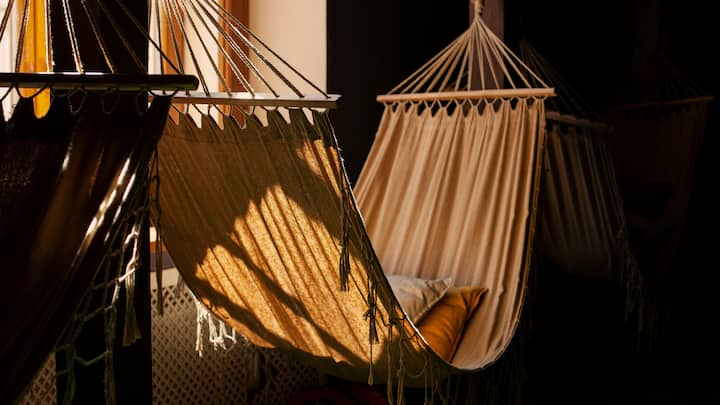 Cozy & Relaxing Retreats: The rooftop is likely to become your top spot for getaway after a busy day. A hammock, a nice gazebo, or some reclining chairs can be used to make a very peaceful place. A small plunge pool or a gentle water feature can make the space feel even more soothing. If you enjoy quiet time, try a compact glass reading nook or a tiny open-air library perfect for peaceful mornings or lazy evenings. (Image Source: Canva)