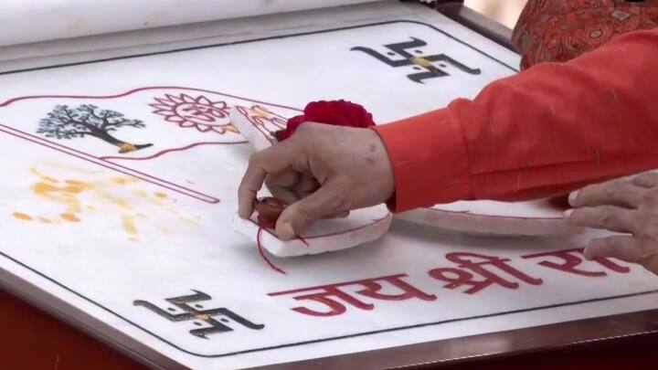 प्रधानमंत्री मोदी ने मार्गशीर्ष मास के शुक्ल पक्ष की पंचमी तिथि पर भगवान श्रीराम और मां सीता की ‘विवाह पंचमी’ के अभिजीत मुहूर्त पर तिकोने झंडे का आरोहण किया.