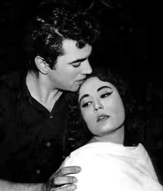 मीना कुमारी ने धर्मेंद्र के साथ सात फ़िल्मों में काम किया, जिन्हें दर्शकों ने खूब सराहा। उनकी फ़िल्मों की सूची में शामिल हैं: