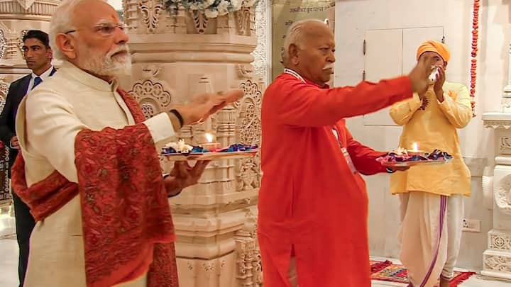 वैदिक मंत्रों के मंत्रोच्चार और अभिजीत मुहूर्त में हुए इस ध्वजारोहण ने पूरी रामनगरी को उत्सव के रंग में रंग दिया.