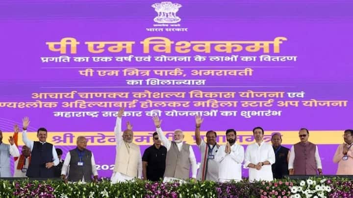 भारत सरकार की पीएम विश्वकर्मा योजना का हर किसी को इसका फायदा नहीं मिलता. इसके लिए कुछ तय शर्तें और पात्रता नियम बनाए गए हैं. इस योजना का उद्देश्य उन्हीं लोगों को मजबूत करना है जो पीढ़ियों से किसी हुनर से जुड़े हैं और उसी के जरिए अपनी आजीविका चलाते हैं.