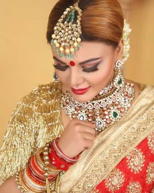 बावजूद इसके राखी एक लैविश लाइफ जीती हैं. इसकी झलक उनके सोशल मीडिया अकाउंट पर भी देखने को मिलती है. राखी के पास मुंबई के अलावा दुबई में भी खुद का एक घर है.