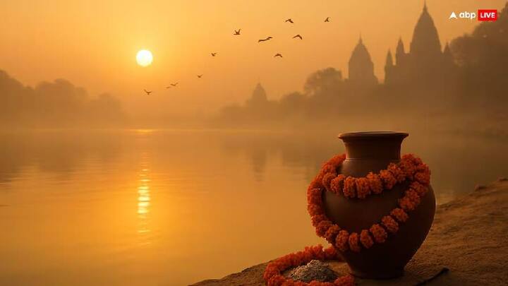 Asthi Visarjan: હિન્દુ ધર્મમાં જ્યારે પણ કોઈનું મૃત્યુ થાય છે ત્યારે અગ્નિસંસ્કાર પછી તેની રાખને ગંગા નદીમાં વિસર્જન કરવાનો રિવાજ છે. પરંતુ આવું શા માટે છે, અને તેની પાછળનું મહત્વ શું છે?