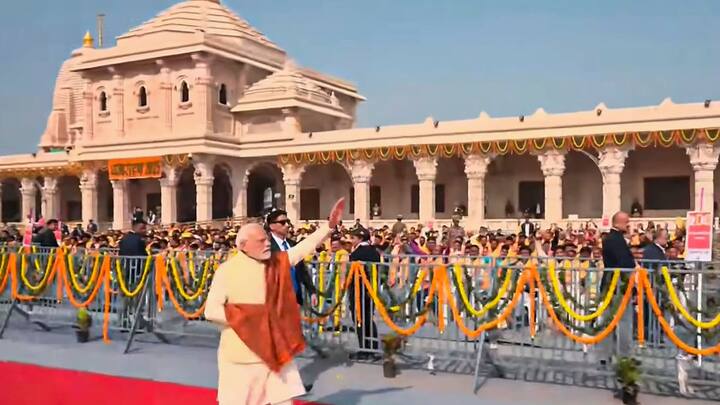 प्रधानमंत्री ने समारोह में आए अतिथियों का हाथ हिलाकर अभिवादन किया. इस दौरान पूरा परिसर जय श्री राम के नारों से गूंज उठा.