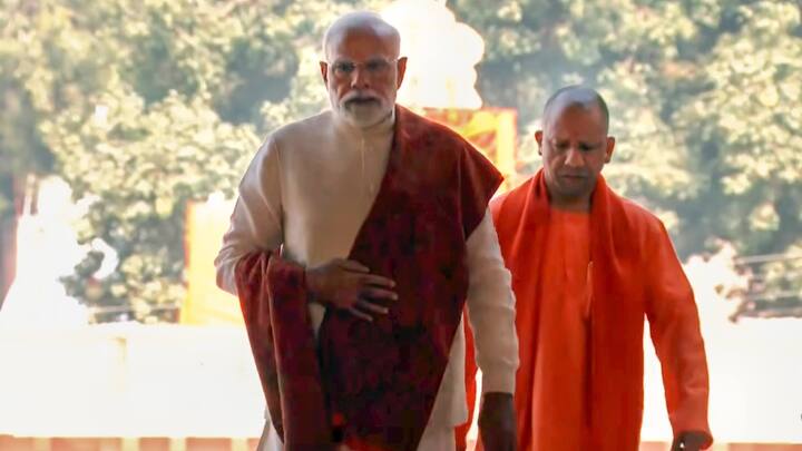 ध्वजारोहण समारोह के दौरान यूपी के सीएम योगी आदित्यनाथ भी लगातार उनके साथ दिखाई दिए.