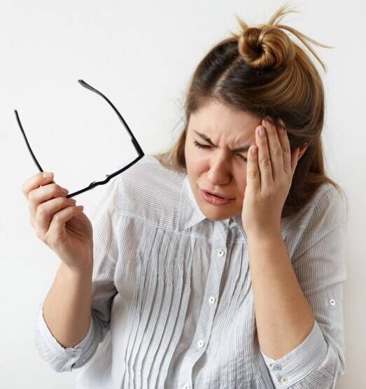 ਡਾਕਟਰ ਸਾਫ਼ ਕਹਿੰਦੇ ਹਨ ਕਿ ਮੋਤੀਆਬਿੰਦ ਕਿਸੇ ਵੀ ਦਵਾਈ ਜਾਂ ਆਈ ਡਰੌਪ ਨਾਲ ਠੀਕ ਨਹੀਂ ਹੋ ਸਕਦਾ, ਇਸ ਲਈ ਇਸ ਦਾ ਇਕੱਲਾ ਹੱਲ ਸਰਜਰੀ ਹੈ। ਮੁੱਖ ਤੌਰ ‘ਤੇ ਦੋ ਕਿਸਮ ਦੀਆਂ ਸਰਜਰੀਆਂ ਕੀਤੀਆਂ ਜਾਂਦੀਆਂ ਹਨ: ਸਮਾਲ ਇੰਸੀਜ਼ਨ ਕੈਟਰੇਕਟ ਸਰਜਰੀ (SICS) — ਗੰਭੀਰ ਮੋਤੀਆਬਿੰਦ ਵਾਲੇ ਕੇਸਾਂ ਵਿੱਚ ਕੀਤੀ ਜਾਂਦੀ ਹੈ, ਕਈ ਵਾਰ ਟਾਂਕੇ ਵੀ ਲੱਗਦੇ ਹਨ। ਫੈਕੋਇਮਲਸਿਫਿਕੇਸ਼ਨ (Phaco Surgery) — ਲੇਜ਼ਰ ਜਾਂ ਮੈਨੂਅਲ ਤਰੀਕੇ ਨਾਲ ਕੀਤੀ ਜਾਂਦੀ ਹੈ; ਇਹ ਤੇਜ਼, ਸੁਰੱਖਿਅਤ ਅਤੇ ਬਿਨਾਂ ਟਾਂਕਿਆਂ ਵਾਲੀ ਸਰਜਰੀ ਹੈ।