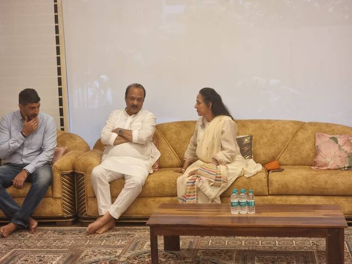 अभिनेते धर्मेंद्र यांच्या मृत्यूनंतर आज महाराष्ट्राचे उपमुख्यमंत्री अजित पवार यांनी हेमामालिनी यांची भेट घेतली