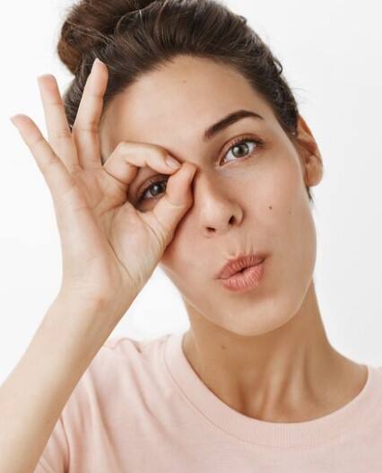 ਡਾਕਟਰਾਂ ਅਨੁਸਾਰ ਮੋਤੀਆਬਿੰਦ ਦੇ ਪਹਿਲੇ ਸੰਕੇਤ ਇਹ ਹੋ ਸਕਦੇ ਹਨ: ਚੀਜ਼ਾਂ ਧੁੰਦਲੀਆਂ ਦਿਖਾਈ ਦੇਣਾ, ਰੌਸ਼ਨੀ ਵਿੱਚ ਚੁਭਨ ਮਹਿਸੂਸ ਹੋਣਾ—ਖਾਸ ਕਰਕੇ ਰਾਤ ਨੂੰ ਡਰਾਈਵ ਦੌਰਾਨ, ਚਸ਼ਮੇ ਵਾਰ-ਵਾਰ ਬਦਲਣ ਦੀ ਲੋੜ, ਡਬਲ ਵਿਜ਼ਨ (ਇੱਕ ਚੀਜ਼ ਦੋਹਰੀ ਦਿਖਣਾ), ਅਤੇ ਨੇੜੇ ਦੀਆਂ ਚੀਜ਼ਾਂ ਸਪੱਸ਼ਟ ਹੋਣ ਦੇ ਬਾਵਜੂਦ ਦੂਰੀ ਵਾਲੀਆਂ ਚੀਜ਼ਾਂ ਧੁੰਦਲੀਆਂ ਲੱਗਣ।