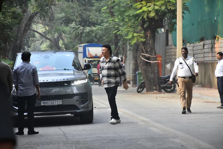 बॉलीवुड के फेमस सिंगर अनु मलिक भी सनी देओल के घर पर पहुंचे थे.