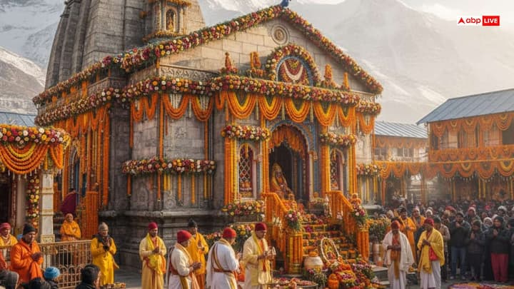 कपाट बंद होने से पहले मंदिर को 12 कुंतल फूलों से भव्य रूप से सजाया गया था. परंपरा के अनुसार उद्धव और कुबेर की मूर्तियों को गर्भगृह से बाहर लाया गया, जबकि देवी लक्ष्मी को गर्भगृह में स्थापित किया गया.