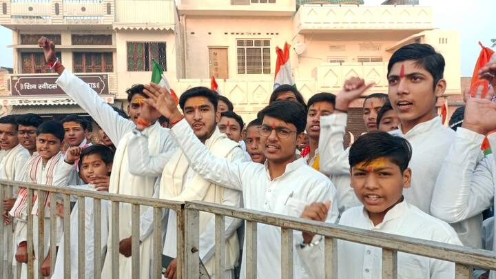 पीएम मोदी के स्वागत के लिए लोग सुबह से ही जुटने लगे हैं. शंख ध्वनि, वैदिक मंत्रोच्चारण और घंटों की ध्वनि से उनका भव्य स्वागत होगा.